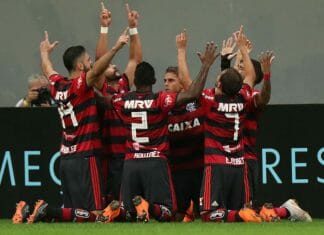 Mesmo sem ser espetacular, Flamengo é o líder do Brasileirão e espera Vitinho Flamengo comemora