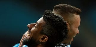 Luan (à esq.) e Léo Moura